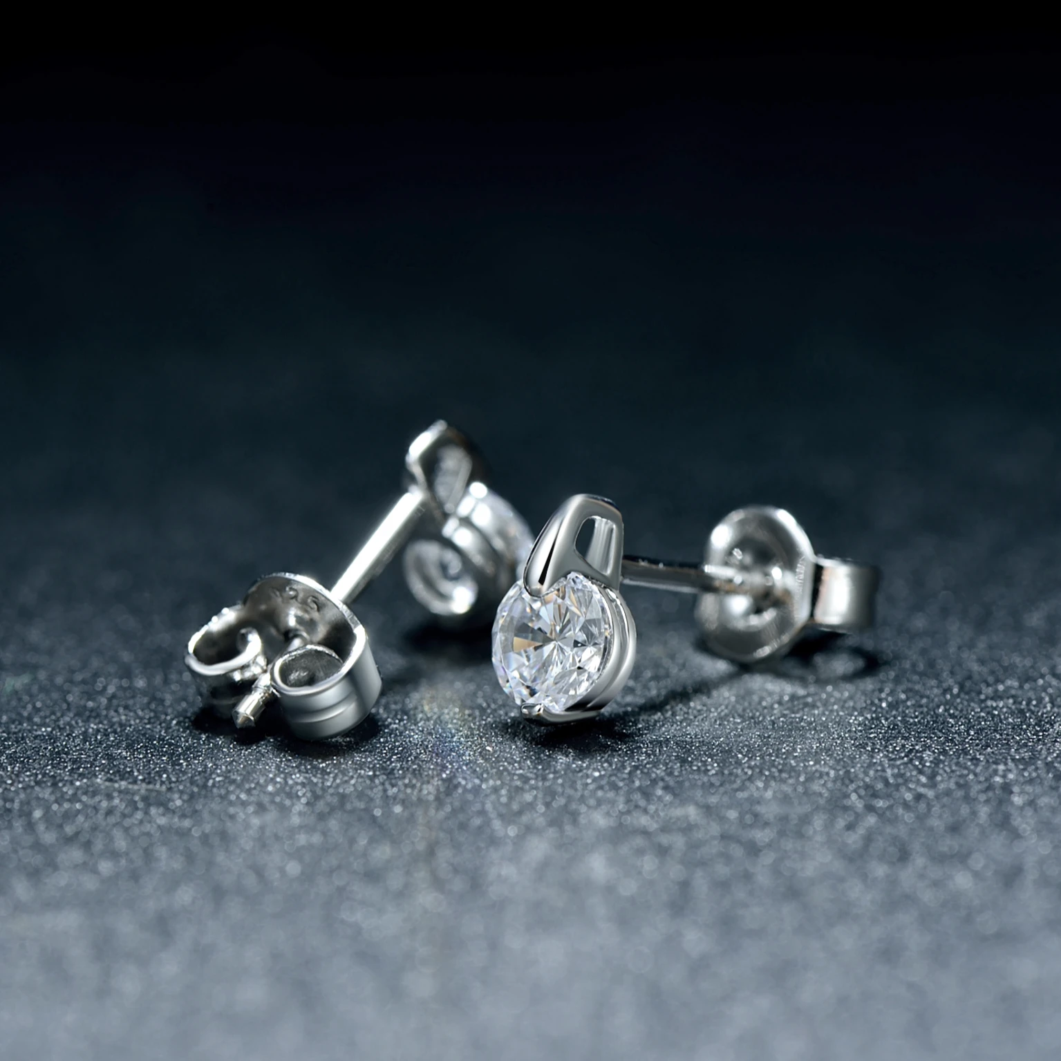 Hot selling Europe and America classic round colorful zircon stud crystal earrings women
Hot selling Europe and America classic round colorful zircon stud crystal earrings women