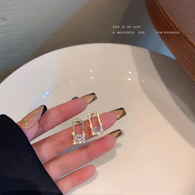 Simple Trendy Design 18k Gold Plated Cubic Zirconia Geometric Earrings Shiny Crystal Square Stud Earrings For Women
Simple Trendy Design 18k Gold Plated Cubic Zirconia Geometric Earrings Shiny Crystal Square Stud Earrings For Women