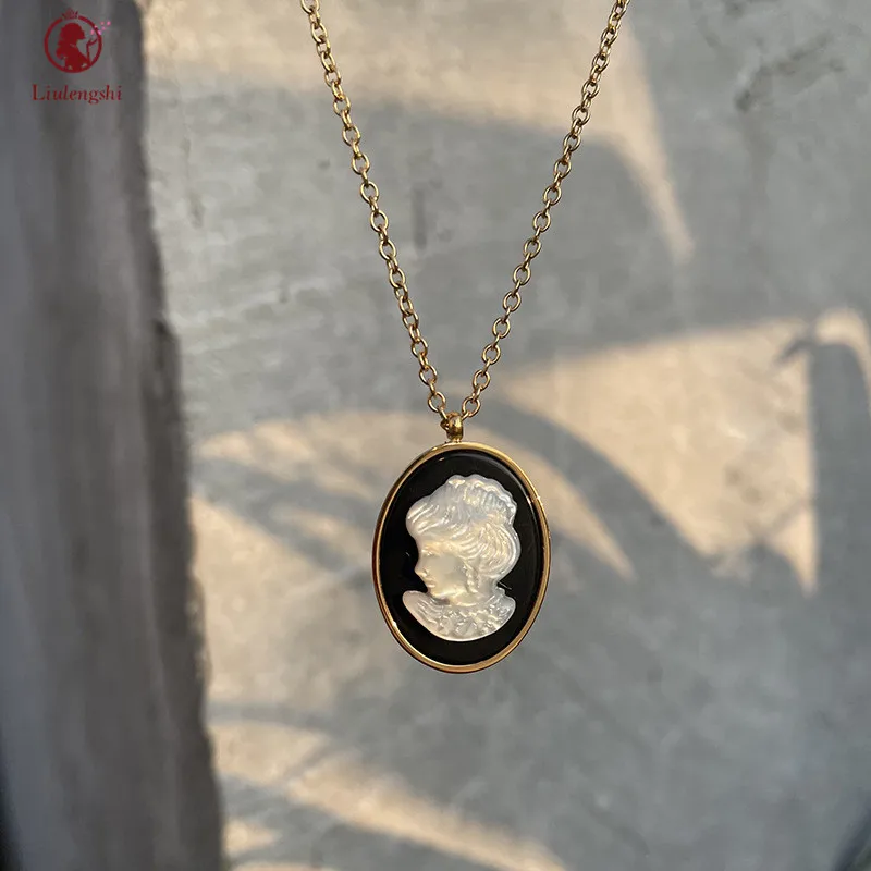 2021 Wholesale Gold Plated Oval Pendant Necklace Stainless Steel Black Enamel White Shell Queen Portrait Pendant Necklace
2021 Wholesale Gold Plated Oval Pendant Necklace Stainless Steel Black Enamel White Shell Queen Portrait Pendant Necklace