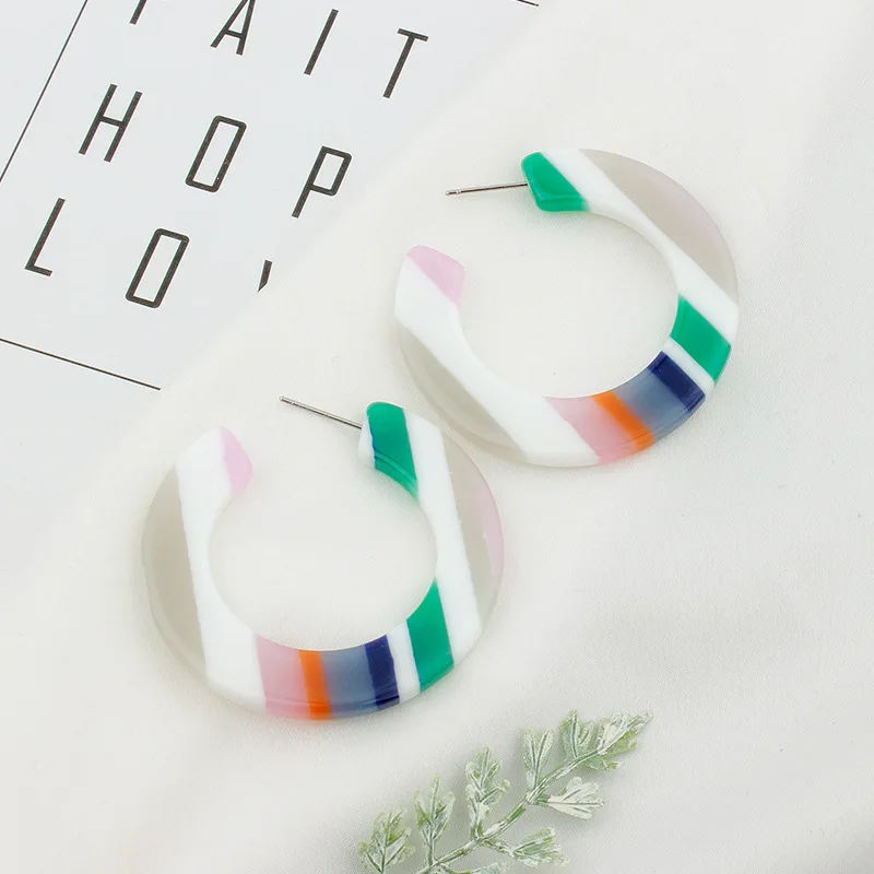 OUYE 2021 new style colorful zebra stripe earrings for girl simple personality color C-shape acrylic resin earrings for party, Golden/silver 
OUYE 2021 new style colorful zebra stripe earrings for girl simple personality color C-shape acrylic resin earrings for party, Golden/silver