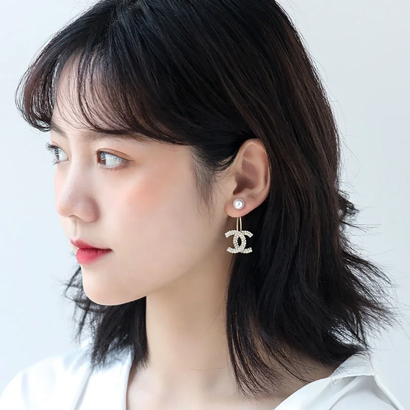 2020 European and American new hanging pearl earrings hot sale fashion crystal diamond earrings CC letter jewelry, Gold silver
2020 European and American new hanging pearl earrings hot sale fashion crystal diamond earrings CC letter jewelry, Gold silver