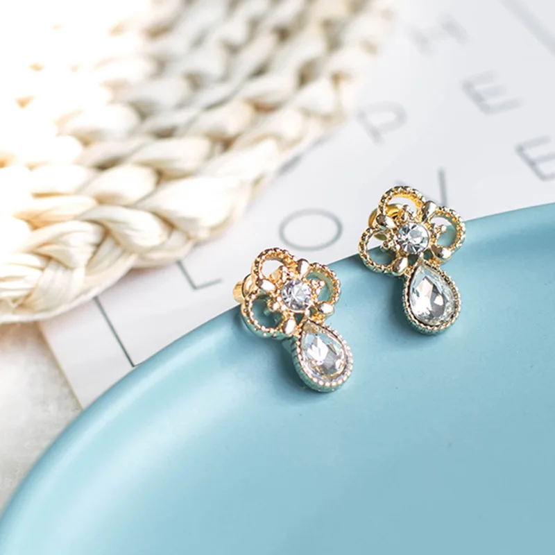 JUHU New personality drop-shaped earrings Baroque style diamond flower earrings alloy S925 silver needle jewelry for women, Colorful
JUHU New personality drop-shaped earrings Baroque style diamond flower earrings alloy S925 silver needle jewelry for women, Colorful