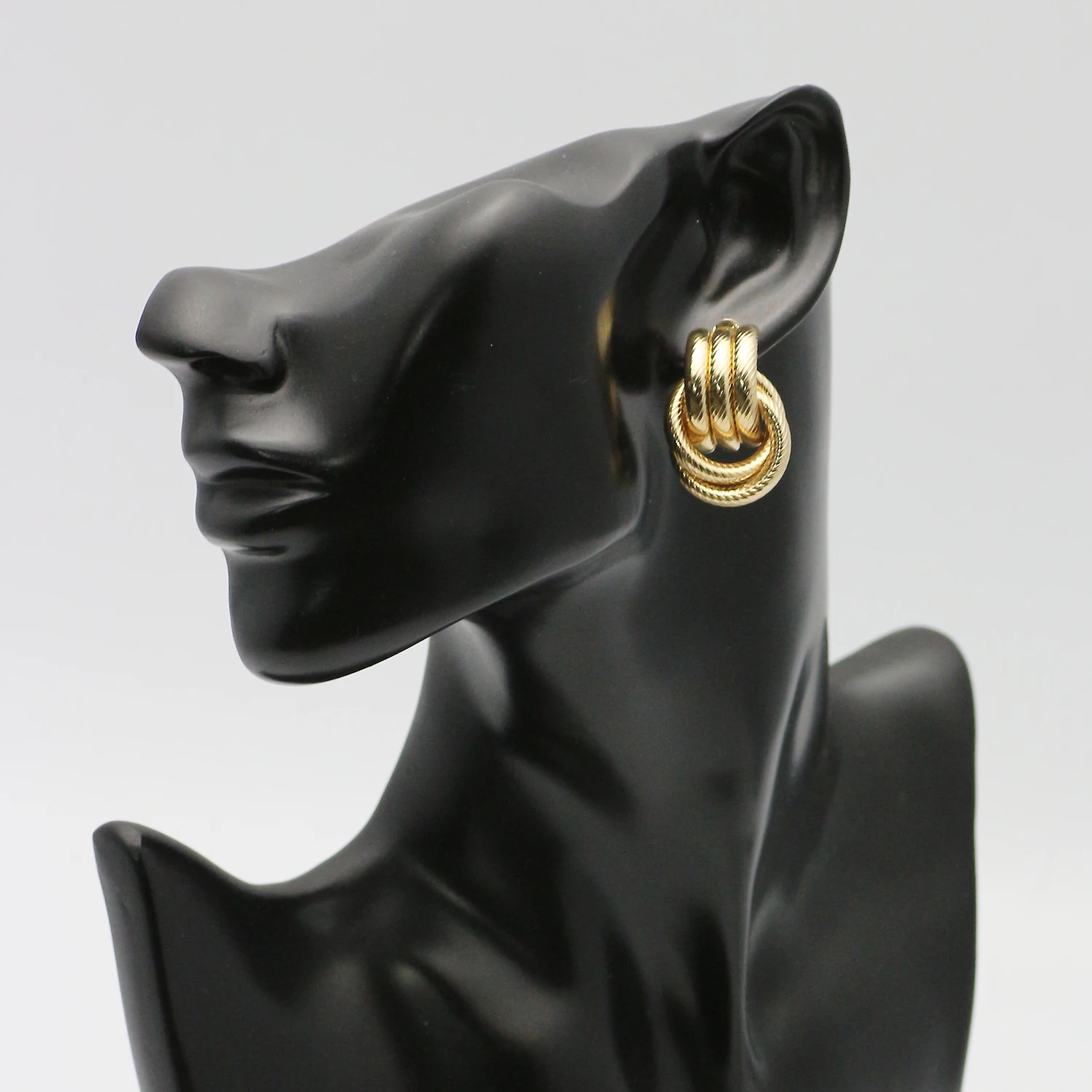 Simple Pendant Dangle Earrings Vintage Gold Knot Earrings Metal Geometric Twisted Knot Stud Earrings, Same as the picture
Simple Pendant Dangle Earrings Vintage Gold Knot Earrings Metal Geometric Twisted Knot Stud Earrings, Same as the picture