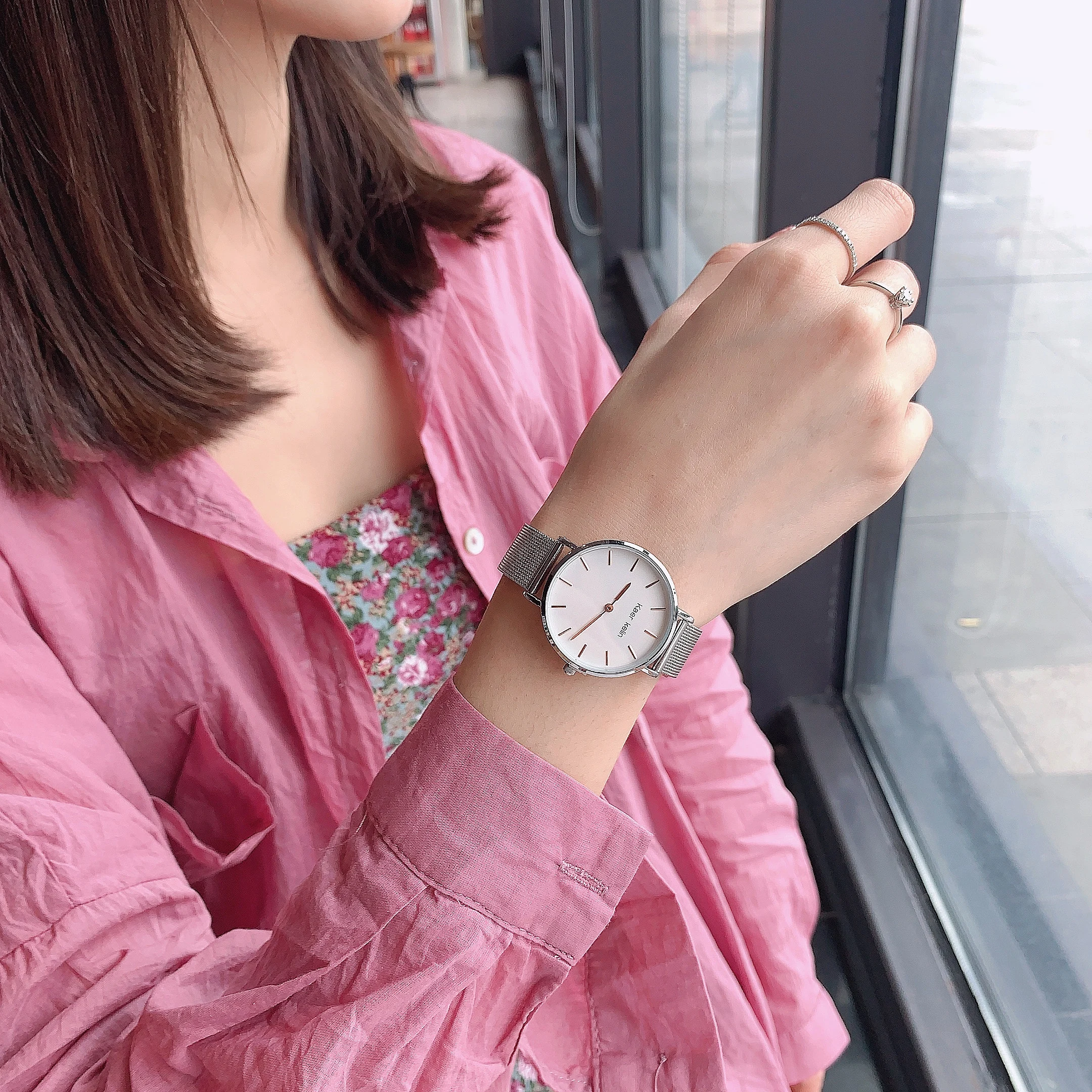 KAER KELIN Watches Alloy 32 mm Case and Mineral Dial Window Round Watch with Logo & Contrasting Second Hand for Women Girls Lady
KAER KELIN Watches Alloy 32 mm Case and Mineral Dial Window Round Watch with Logo & Contrasting Second Hand for Women Girls Lady