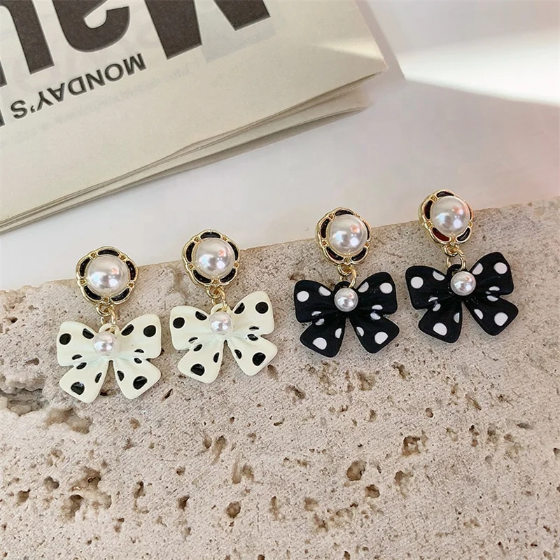 Trendy Women Jewelry Big Pearl Bow Knot Elegant Black White Paint Spot Butterfly Drop Earrings Wholesale
Trendy Women Jewelry Big Pearl Bow Knot Elegant Black White Paint Spot Butterfly Drop Earrings Wholesale