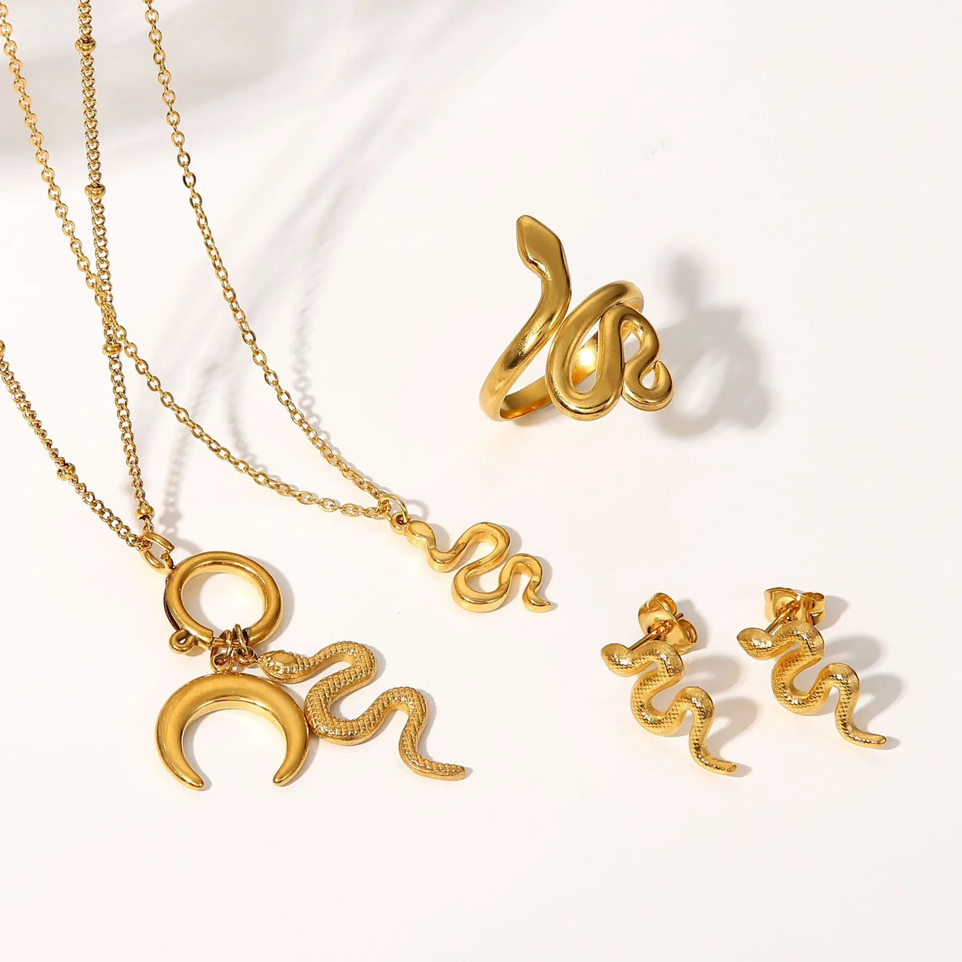 Hot Selling Fashionable PUNK Jewelry Set 18K Gold Plated Snake Pendant Necklace with Earrings and Rings Stainless Steel Jewelry
Hot Selling Fashionable PUNK Jewelry Set 18K Gold Plated Snake Pendant Necklace with Earrings and Rings Stainless Steel Jewelry