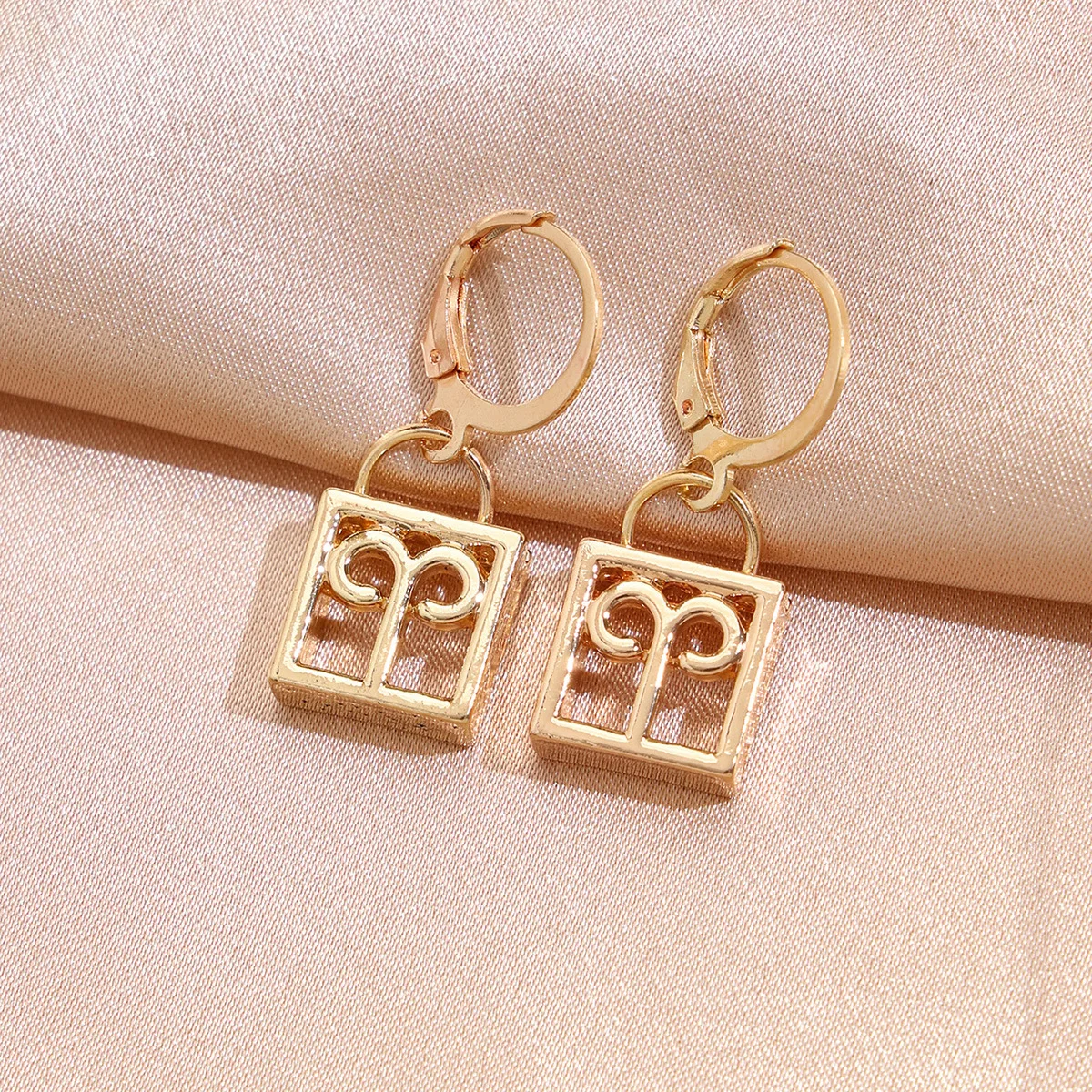 2021 Fashion Women Men Alloy Gold Plated Charm Zodiac Hoop Earrings 12 Zodiac Sign Earrings Jewelry, Gold /silver
2021 Fashion Women Men Alloy Gold Plated Charm Zodiac Hoop Earrings 12 Zodiac Sign Earrings Jewelry, Gold /silver