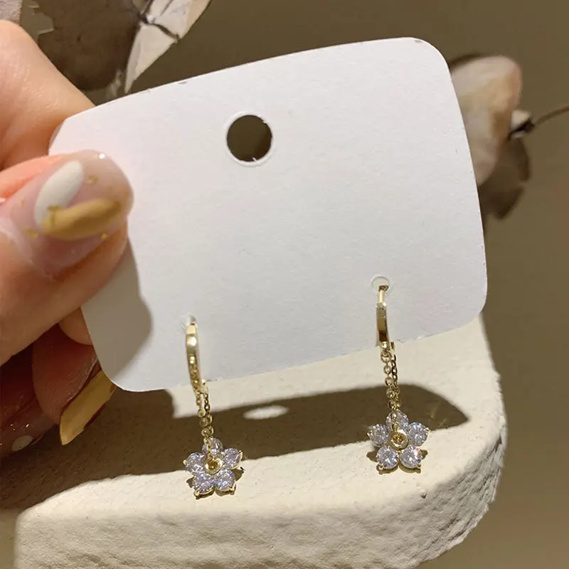 Light Luxury 14K Gold Filled Link Chain Dangling Flower Hoop Earring Shiny Crystal Rhinestone Flower Drop Earring
Light Luxury 14K Gold Filled Link Chain Dangling Flower Hoop Earring Shiny Crystal Rhinestone Flower Drop Earring