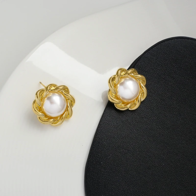 Vershal C-38 New Arrival 18k Gold Plated Vintage Pearl Gold Flower Stud Earrings For Women
Vershal C-38 New Arrival 18k Gold Plated Vintage Pearl Gold Flower Stud Earrings For Women