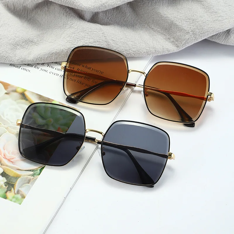 Black trimming sunglasses box female to make big face thin-looked round face internet-famous sunglasses female UV
Black trimming sunglasses box female to make big face thin-looked round face internet-famous sunglasses female UV