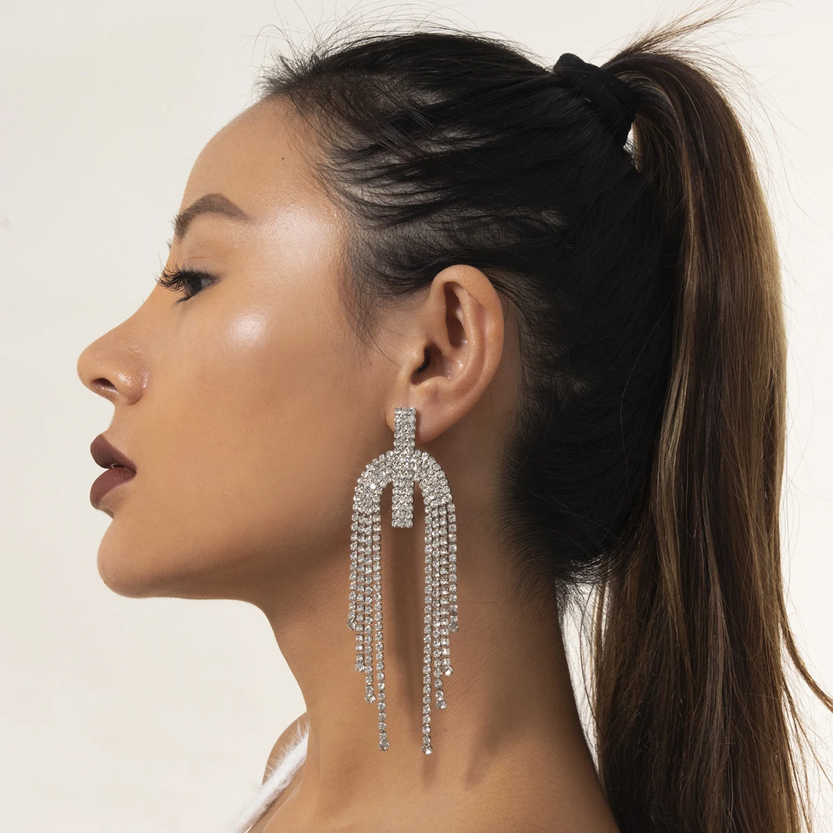 SHIXIN Shiny Rhinestone Tassel Earrings Luxury Long Crystal Earring Fashion Statement Drop Earring for Women
SHIXIN Shiny Rhinestone Tassel Earrings Luxury Long Crystal Earring Fashion Statement Drop Earring for Women