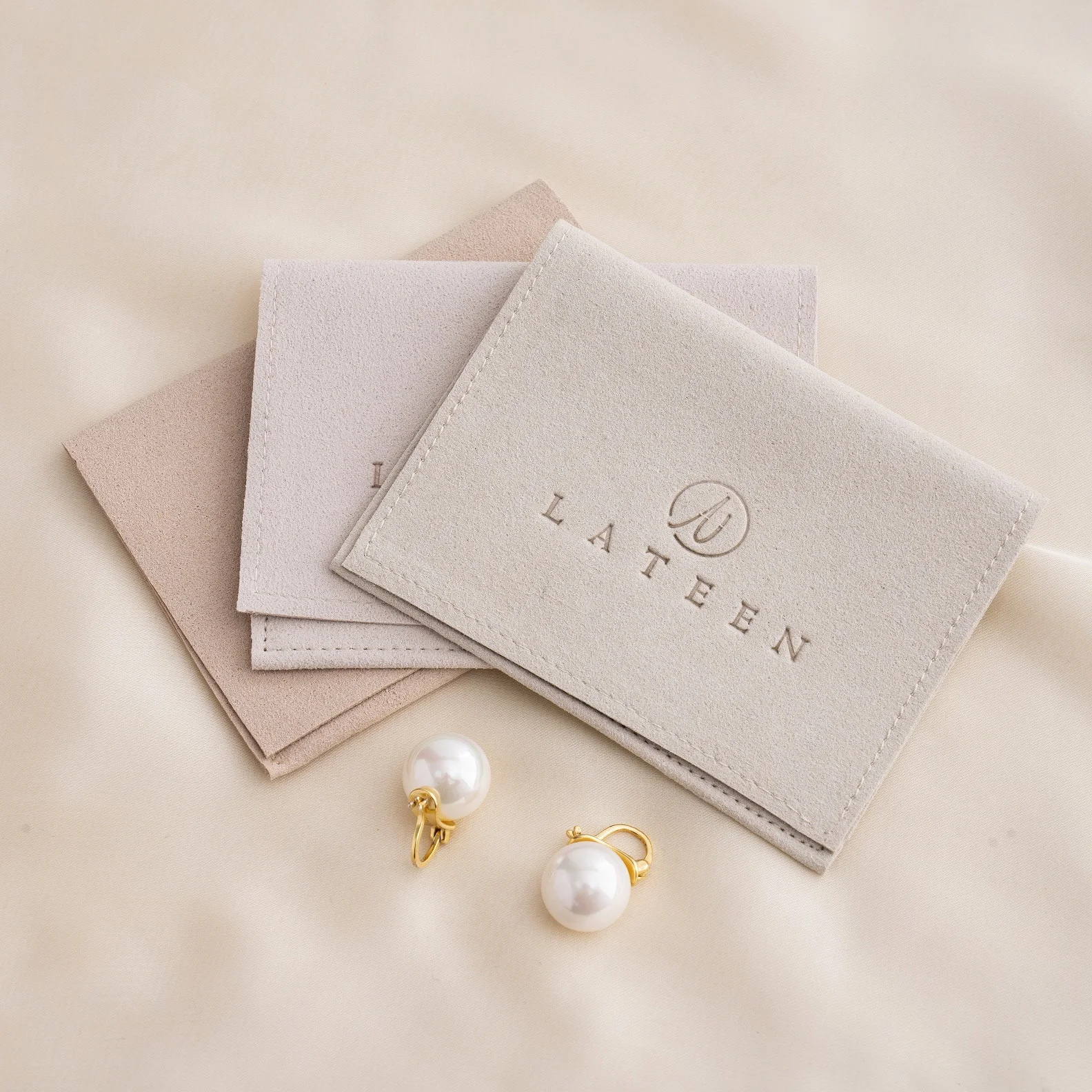 0.7mm thick high quality microfiber suede bag light special color flap jewelry packaging pouch with string
0.7mm thick high quality microfiber suede bag light special color flap jewelry packaging pouch with string