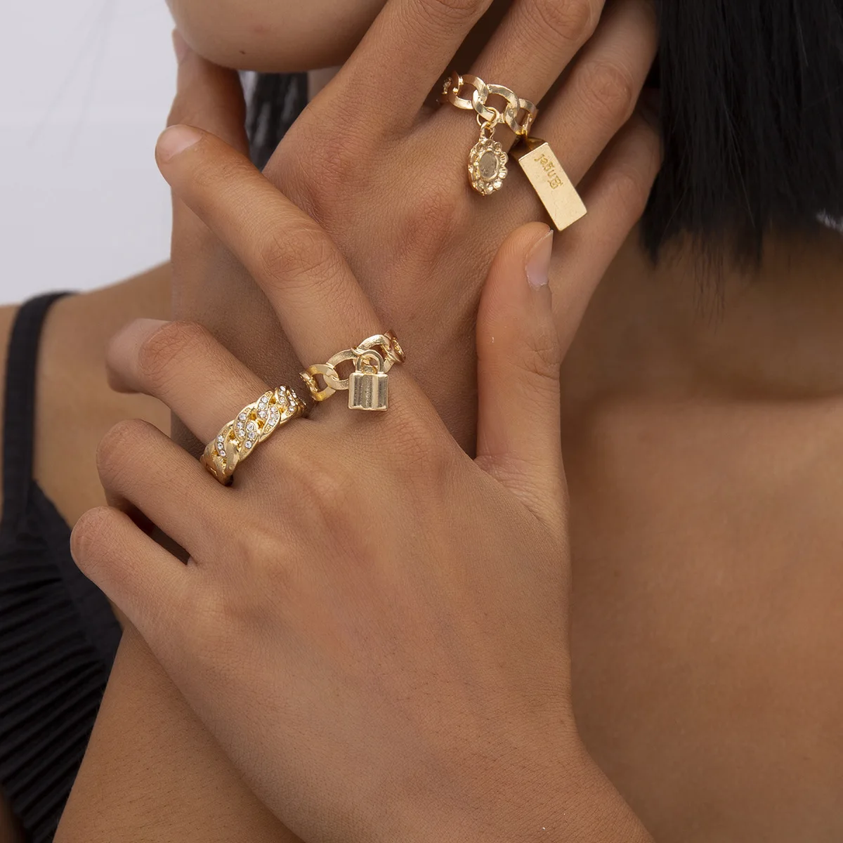 Vintage 18K Real Gold Plated Lock Pendant Rings 4Pcs/Set Engraving Letter Rhinestone Crystal Geometric Rings For Women
Vintage 18K Real Gold Plated Lock Pendant Rings 4Pcs/Set Engraving Letter Rhinestone Crystal Geometric Rings For Women