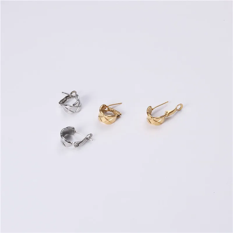 2020 Trendy Earring 18K Gold Plated Dainty Diamond Pattern Stud Earrings for Women Stainless Steel Earrings Wholesale
2020 Trendy Earring 18K Gold Plated Dainty Diamond Pattern Stud Earrings for Women Stainless Steel Earrings Wholesale
