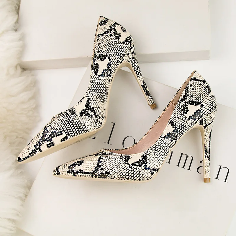 Large Size High Heels New Pointed Stiletto Suede Wild Four Seasons Single Shoes Female Tide
Large Size High Heels New Pointed Stiletto Suede Wild Four Seasons Single Shoes Female Tide