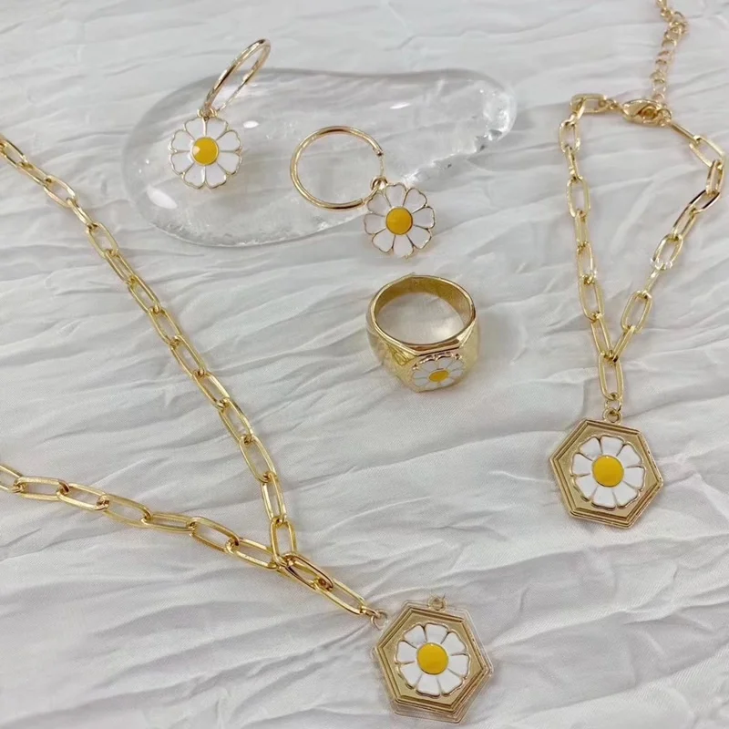 Fashion Style Yellow Flower Metal Chain Choker Jewelry For Women Gold Color Necklace Bijoux Colares Elegant Jewelry
Fashion Style Yellow Flower Metal Chain Choker Jewelry For Women Gold Color Necklace Bijoux Colares Elegant Jewelry