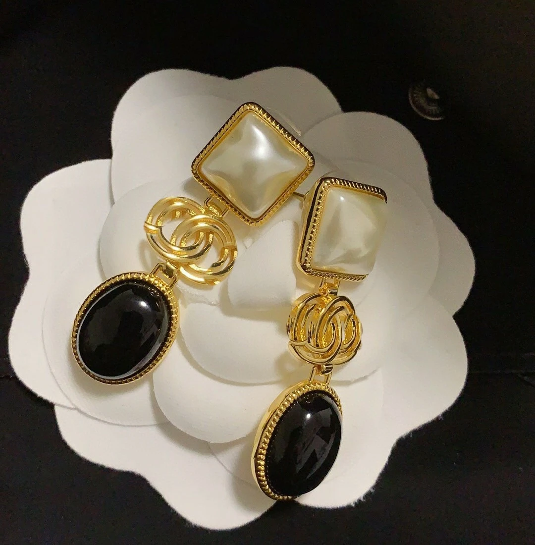 European and American 2021 fashion pearl earrings designer jewelry women's earrings, Picture shows
European and American 2021 fashion pearl earrings designer jewelry women's earrings, Picture shows