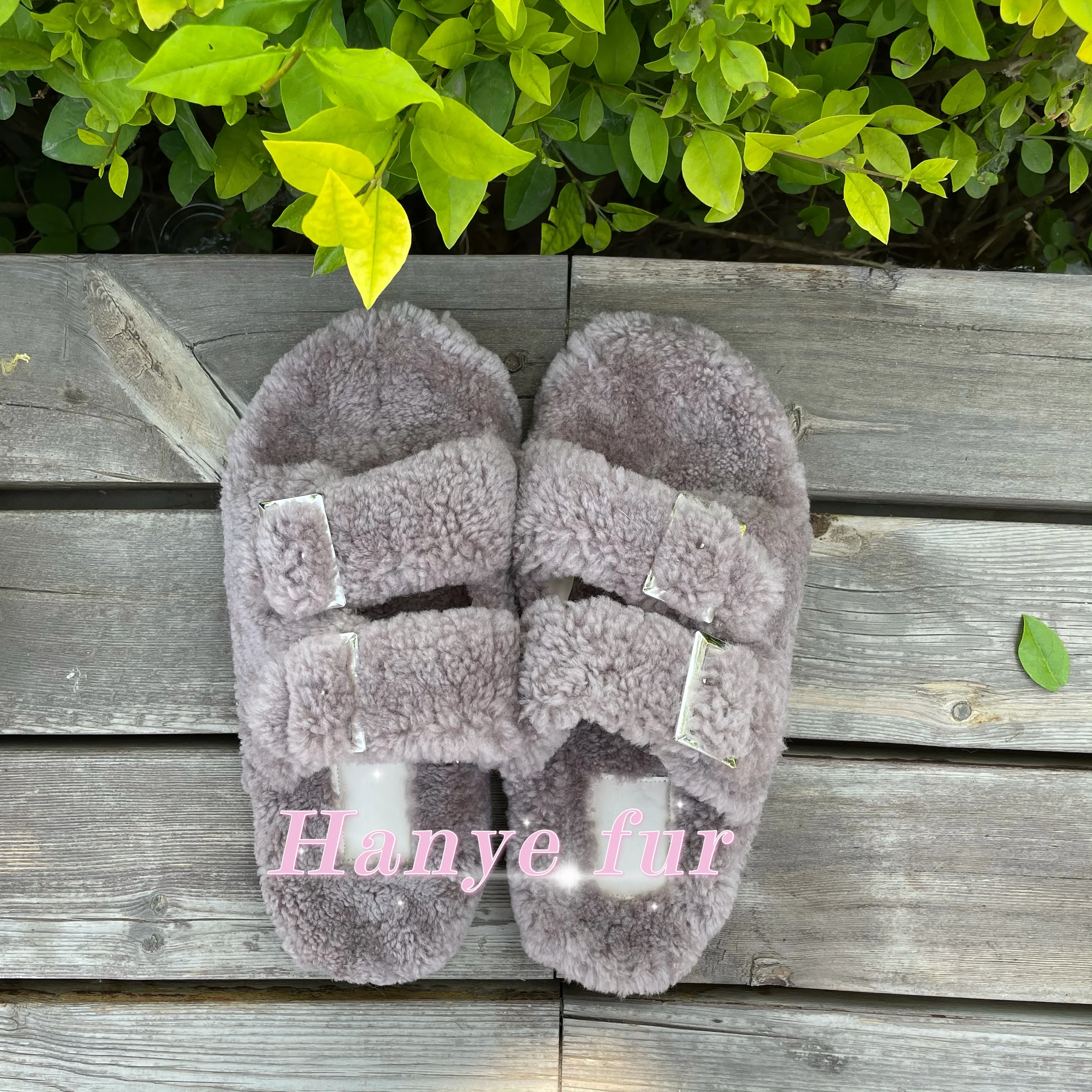 European and American fashion cheap women's double buckle belt wool fur slippers sheepskin shoes home warm imitation fur turf sl, Customized color
European and American fashion cheap women's double buckle belt wool fur slippers sheepskin shoes home warm imitation fur turf sl, Customized color