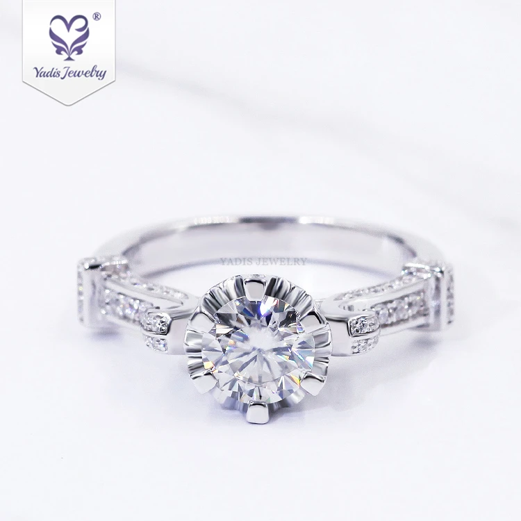 Luxury Fashion Design 6.5mm Round White Moissanite prong Setting 925 silver jewelry rings for fashion girls party
Luxury Fashion Design 6.5mm Round White Moissanite prong Setting 925 silver jewelry rings for fashion girls party