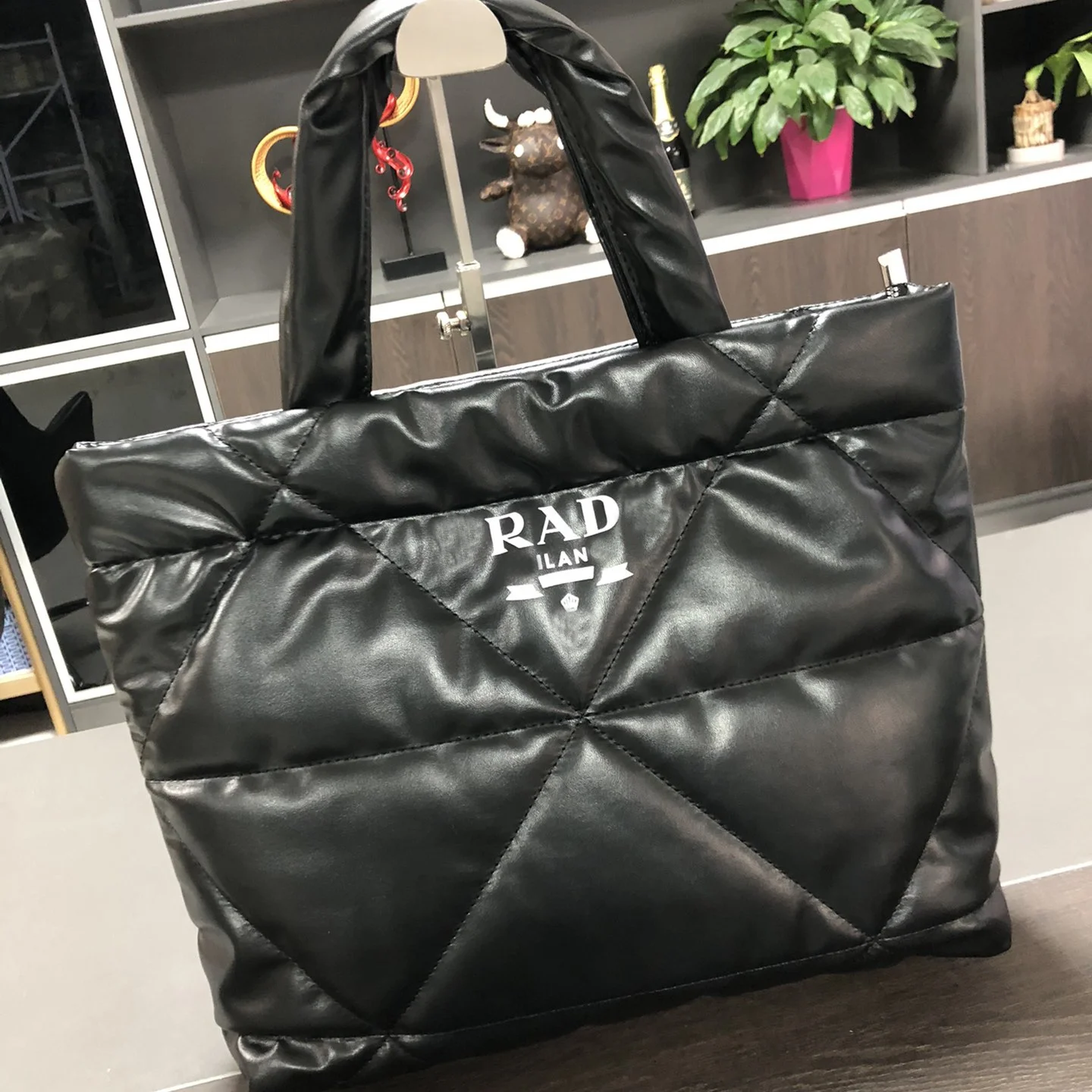 New Trend Luxury Designer Boston Bags Mahjong Luxury Crossbody Shopper Fashion And Vintage Pu Leather Ladies Female Handbags, White/black1/black2/brown
New Trend Luxury Designer Boston Bags Mahjong Luxury Crossbody Shopper Fashion And Vintage Pu Leather Ladies Female Handbags, White/black1/black2/brown