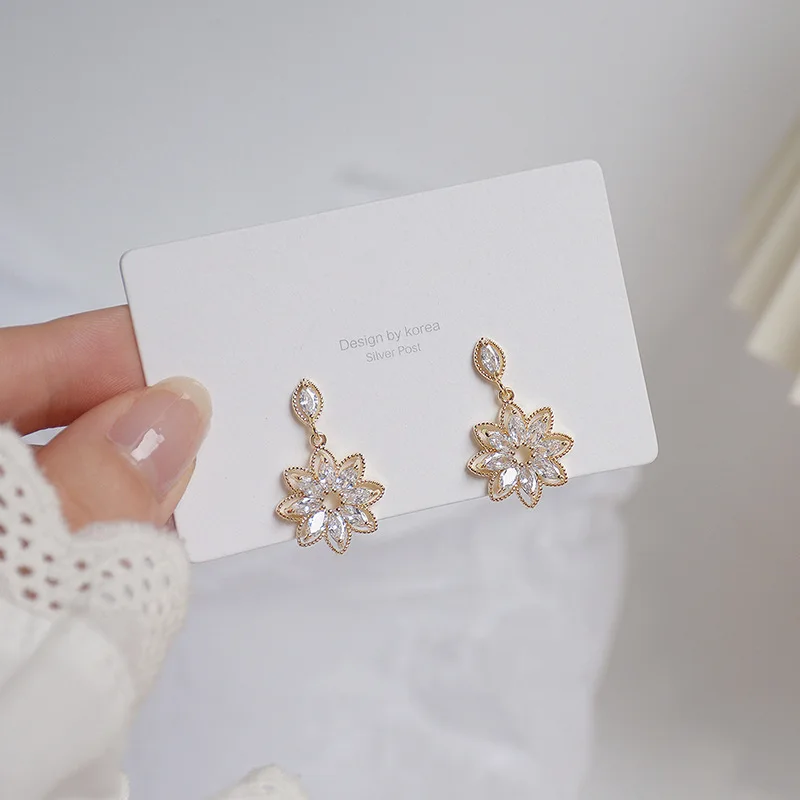 Korean fashion gold jewelry crystal rhinestone flower earrings for women 2021 girl charm luxury wild flower drop earrings, 1 color
Korean fashion gold jewelry crystal rhinestone flower earrings for women 2021 girl charm luxury wild flower drop earrings, 1 color