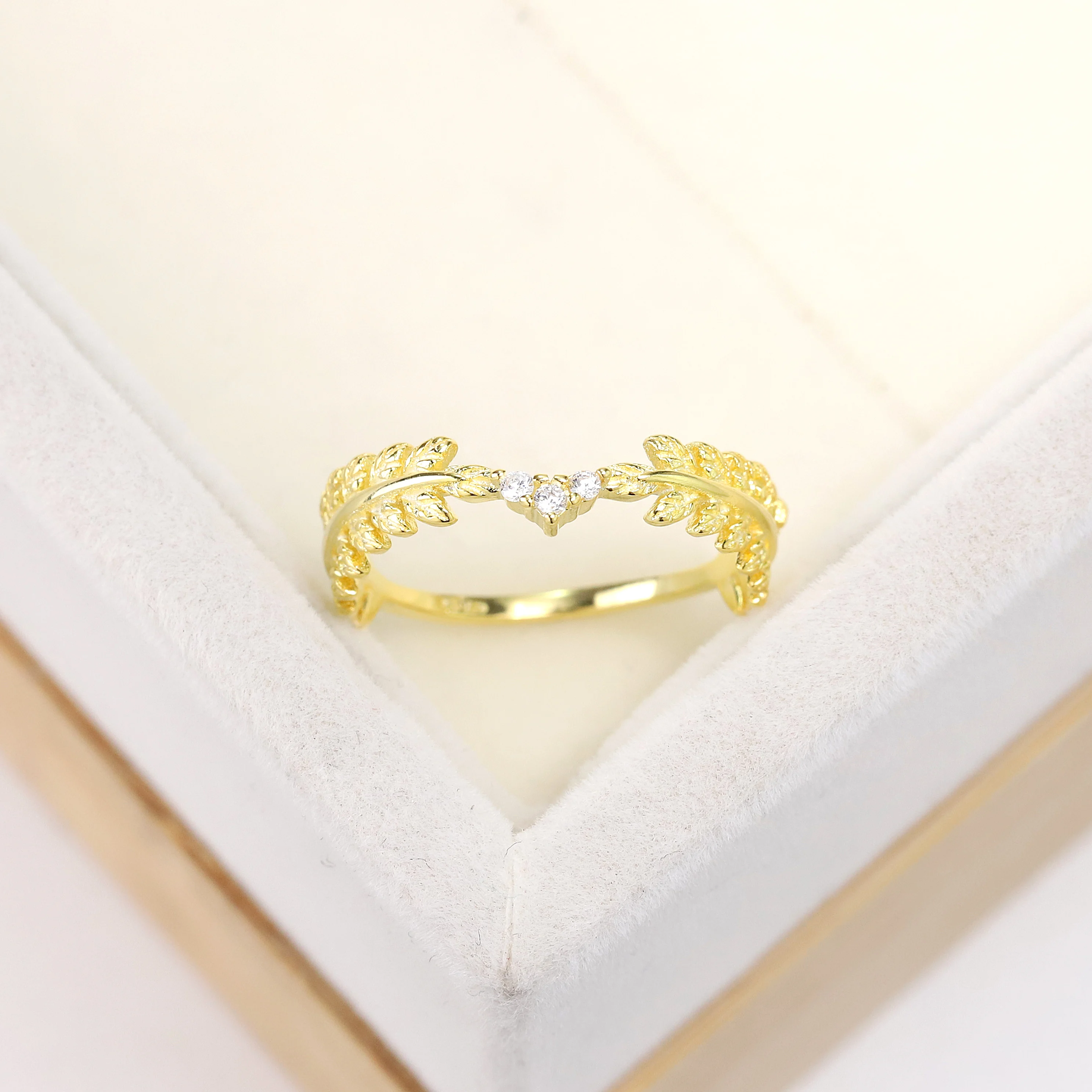 Popular European and American S925 silver plated gold fashion rich wreath wedding ring crown zircon red crystal jewelry
Popular European and American S925 silver plated gold fashion rich wreath wedding ring crown zircon red crystal jewelry