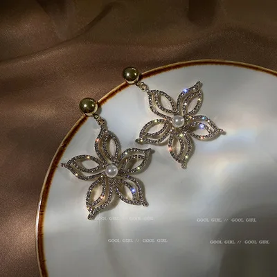 Newest 18k Gold Plated Iced Pave Crystal Flower Dangle Earrings Baroque Pearl CZ Zircon Flower Drop Earrings For Women
Newest 18k Gold Plated Iced Pave Crystal Flower Dangle Earrings Baroque Pearl CZ Zircon Flower Drop Earrings For Women