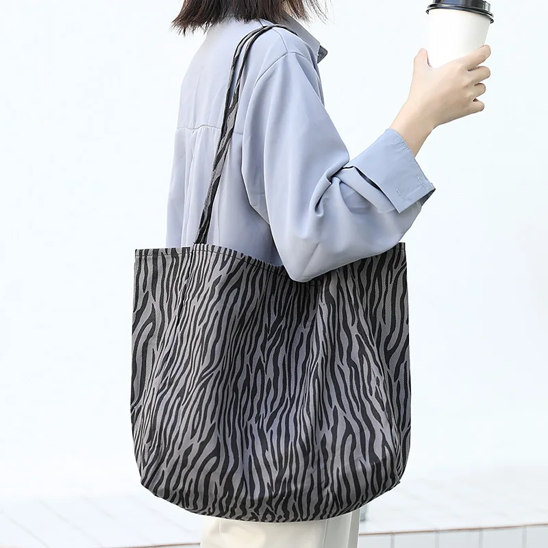 leopard print canvas tote bag women shopping bag Canvas bag pattern free design, Customized color
leopard print canvas tote bag women shopping bag Canvas bag pattern free design, Customized color