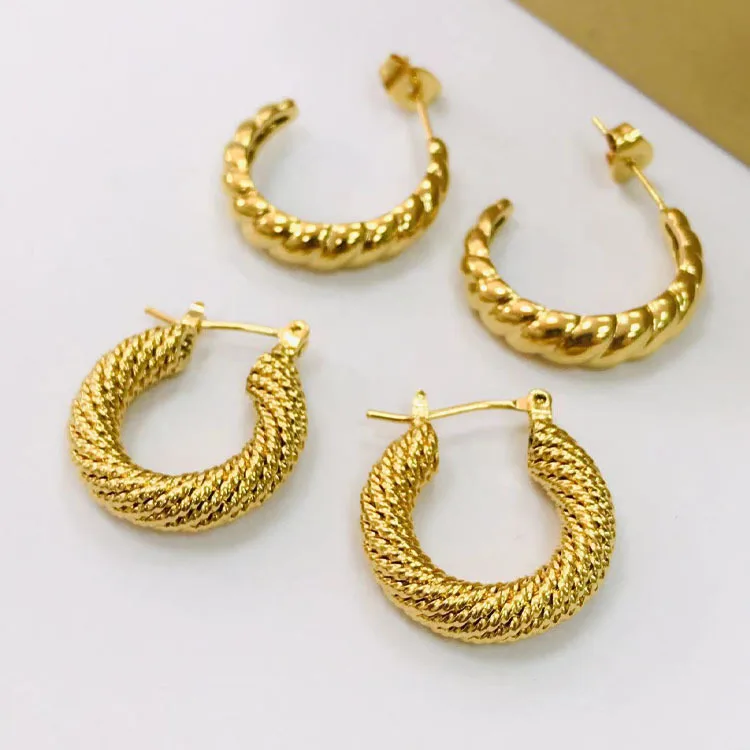 Unique Design New Fashion French Classic Vintage Croissant Hemp Flowers 18K Gold Plating Stainless Steel Hoop Earring Women
Unique Design New Fashion French Classic Vintage Croissant Hemp Flowers 18K Gold Plating Stainless Steel Hoop Earring Women