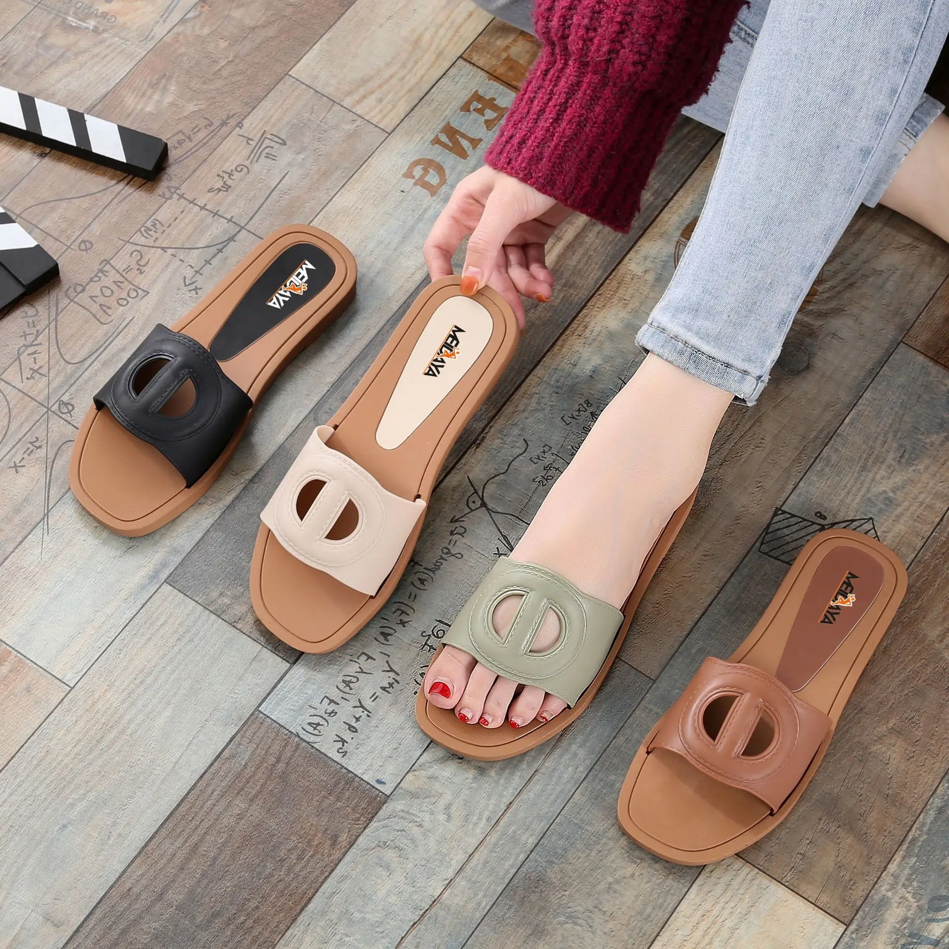 2022 New Designer Fashion Ladies Casual Outdoor Slider Shoes Woman Flat Slides Sandals Summer Women's Slippers
2022 New Designer Fashion Ladies Casual Outdoor Slider Shoes Woman Flat Slides Sandals Summer Women's Slippers