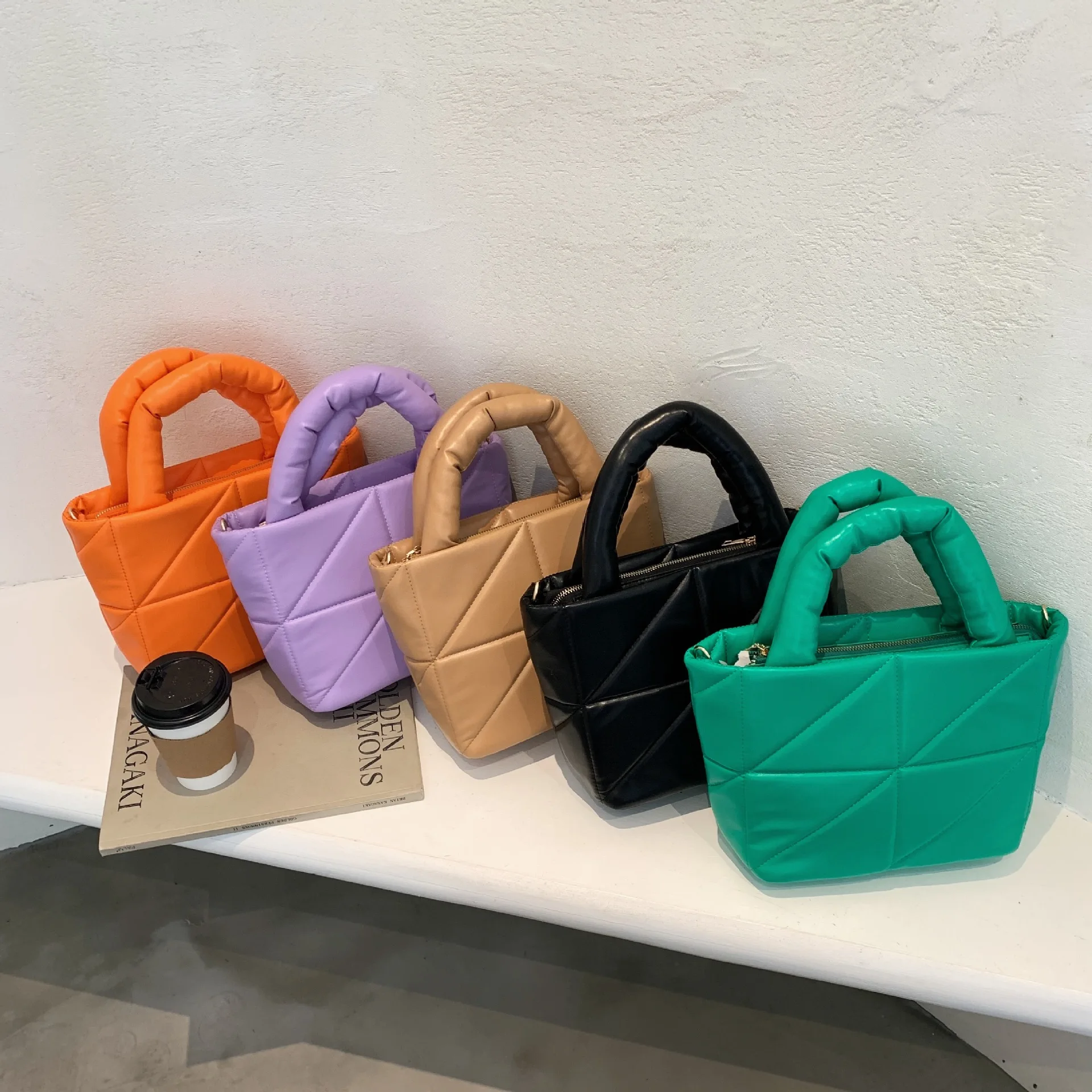 Online Shopping Wholesale Large Capacity Big Puff Quilted Crossbody Messenger Bag Designer Bags Women's Tote Bag 2022 Trend
Online Shopping Wholesale Large Capacity Big Puff Quilted Crossbody Messenger Bag Designer Bags Women's Tote Bag 2022 Trend