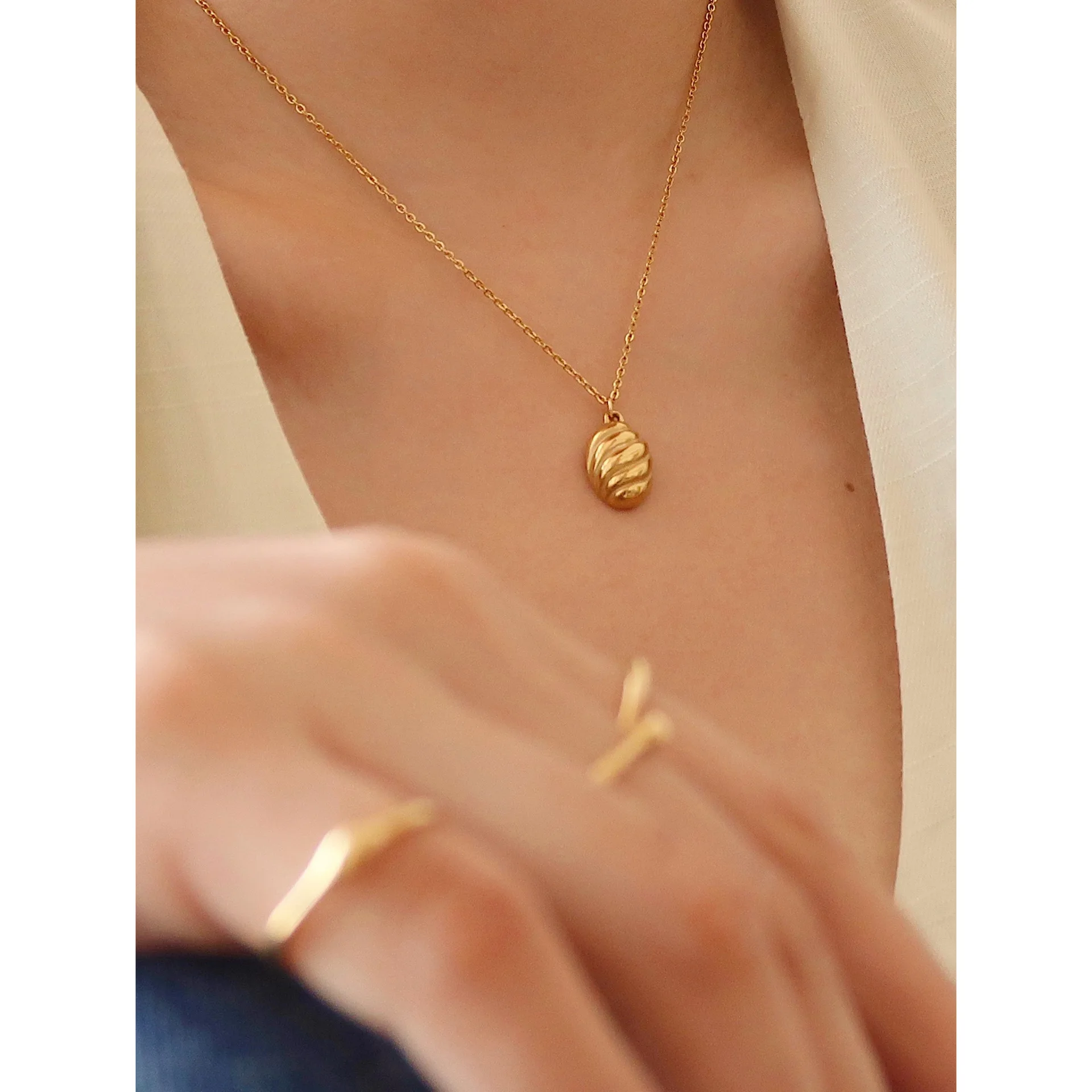 Ins Chic Stainless Steel Pain Bread Shape Pendant Necklace 18K Gold Plated Titanium Steel Croissant Necklace For Women
Ins Chic Stainless Steel Pain Bread Shape Pendant Necklace 18K Gold Plated Titanium Steel Croissant Necklace For Women
