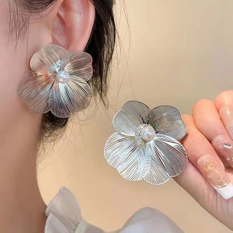 Europe and America Exaggerate Big Flower Earrings 2023 New Popular Pearl Earrings for Women
Europe and America Exaggerate Big Flower Earrings 2023 New Popular Pearl Earrings for Women