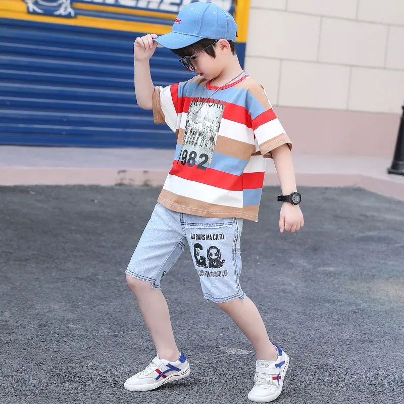 Boys print suit 2021 children's short-sleeved boy Korean version of cool summer sports two-piece suit, Red green 
Boys print suit 2021 children's short-sleeved boy Korean version of cool summer sports two-piece suit, Red green