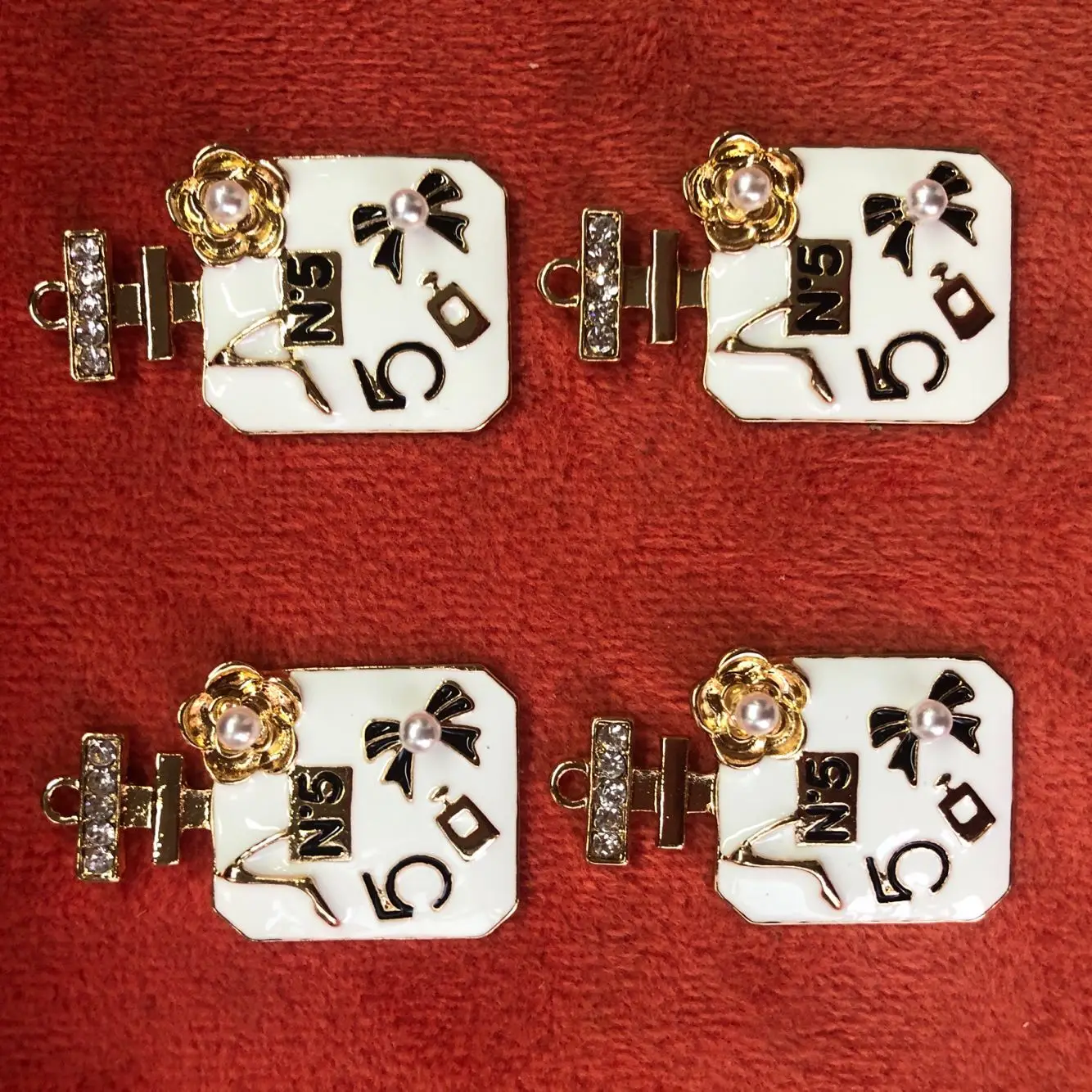 color enamel perfume bottle charms for bracelets fashion metal perfume bottle designer charms custom logo label jewelry charms
color enamel perfume bottle charms for bracelets fashion metal perfume bottle designer charms custom logo label jewelry charms