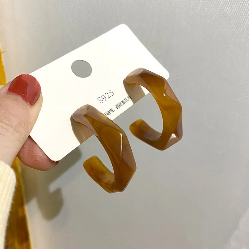 New high quality 2021 C shape north Korea amber earrings resin acrylic C shape earrings
New high quality 2021 C shape north Korea amber earrings resin acrylic C shape earrings