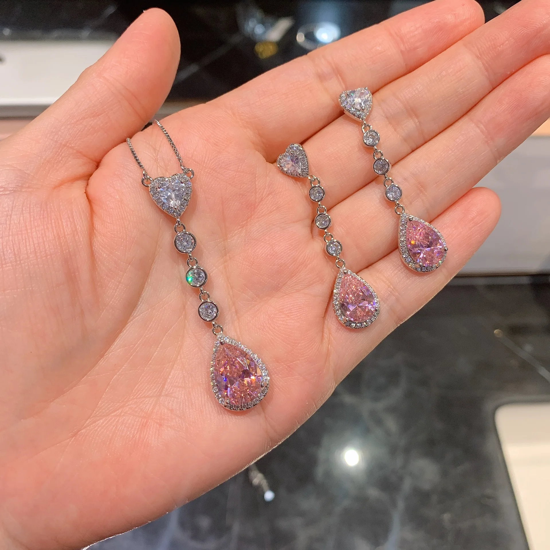 Bling 3 Pcs Set Luxury Pink Diamond Water Drop Earrings Necklace Set Platinum Plated Heart CZ Zircon Jewelry Set For Wedding
Bling 3 Pcs Set Luxury Pink Diamond Water Drop Earrings Necklace Set Platinum Plated Heart CZ Zircon Jewelry Set For Wedding