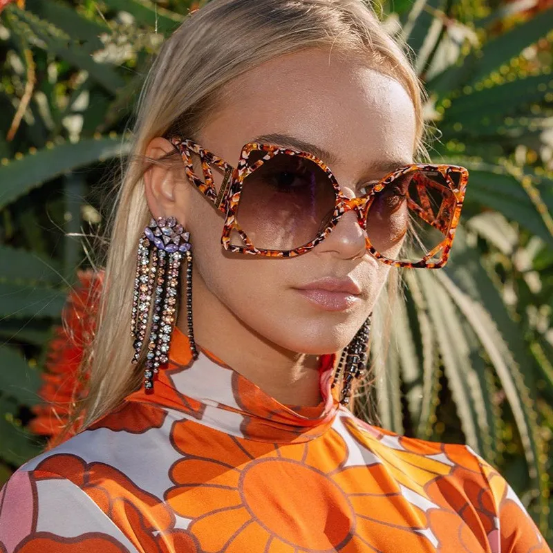 7026 Fashion Gradient Eyewear Punk Lady Designer Sunglasses Square Oversized Innovation sunglasses Steampunk Vintage Eyeglasses
7026 Fashion Gradient Eyewear Punk Lady Designer Sunglasses Square Oversized Innovation sunglasses Steampunk Vintage Eyeglasses