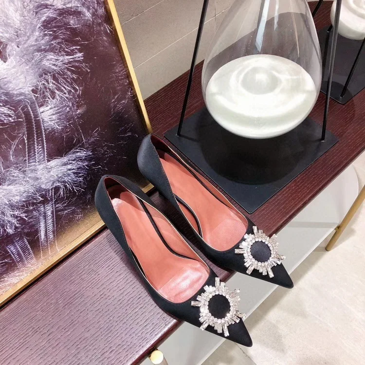 The new summer French stiletto shoes of 2020, pointy stiletto, professional single shoe, rhinestone, fashionable and stylish sho
The new summer French stiletto shoes of 2020, pointy stiletto, professional single shoe, rhinestone, fashionable and stylish sho