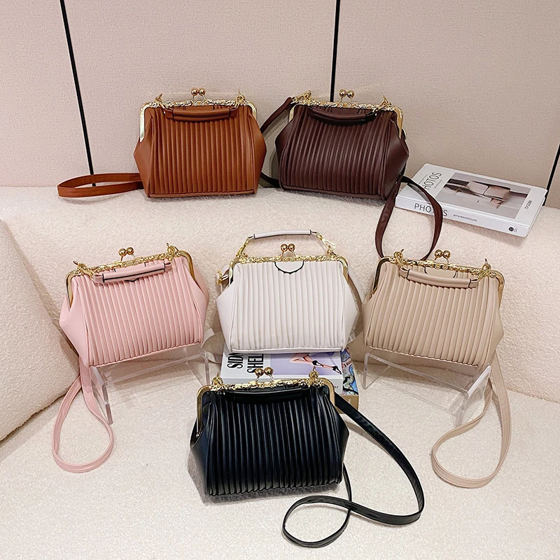 Wholesales Ladies Chains Shoulder Crossbody Women 2022 Handbags Small Women Purses Luxury Handbags for Women
Wholesales Ladies Chains Shoulder Crossbody Women 2022 Handbags Small Women Purses Luxury Handbags for Women