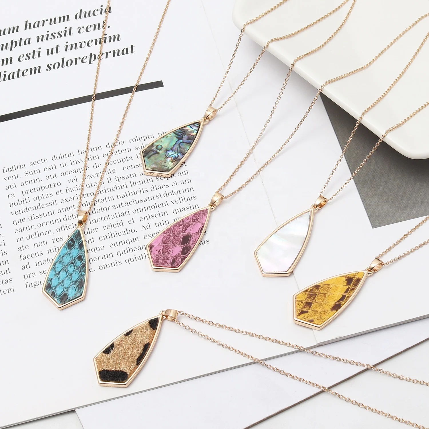 Acrylic Abalone Shell Leopard Curved Geometric oval style Pendant Necklace Snakeskin Leather Gold Charm Designer Brand Jewelry
Acrylic Abalone Shell Leopard Curved Geometric oval style Pendant Necklace Snakeskin Leather Gold Charm Designer Brand Jewelry