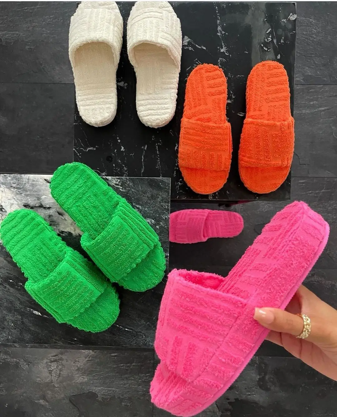 CS37 2022 New One word house slippers women thickness fur slides slippers large size wool furry slippers, Colors as show/as request
CS37 2022 New One word house slippers women thickness fur slides slippers large size wool furry slippers, Colors as show/as request