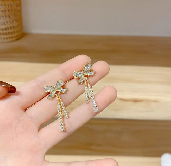 Korean Dongdaemun diamond bow earrings temperament tassel diamond earrings S925 silver post earrings wholesale
Korean Dongdaemun diamond bow earrings temperament tassel diamond earrings S925 silver post earrings wholesale