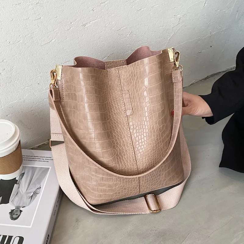 Vintage Crocodile Pattern Crossbody Bags For Women 2022 PVC Leather Trend Designer Shoulder Handbags Large Capacity Bucket Bag
Vintage Crocodile Pattern Crossbody Bags For Women 2022 PVC Leather Trend Designer Shoulder Handbags Large Capacity Bucket Bag