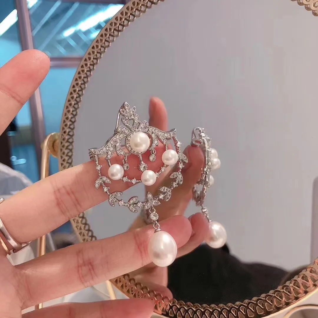 Luxury High Level l Women Brooch With Zircon Crystal Pin New Arrival High Quality Clothing accessories, Custom color
Luxury High Level l Women Brooch With Zircon Crystal Pin New Arrival High Quality Clothing accessories, Custom color