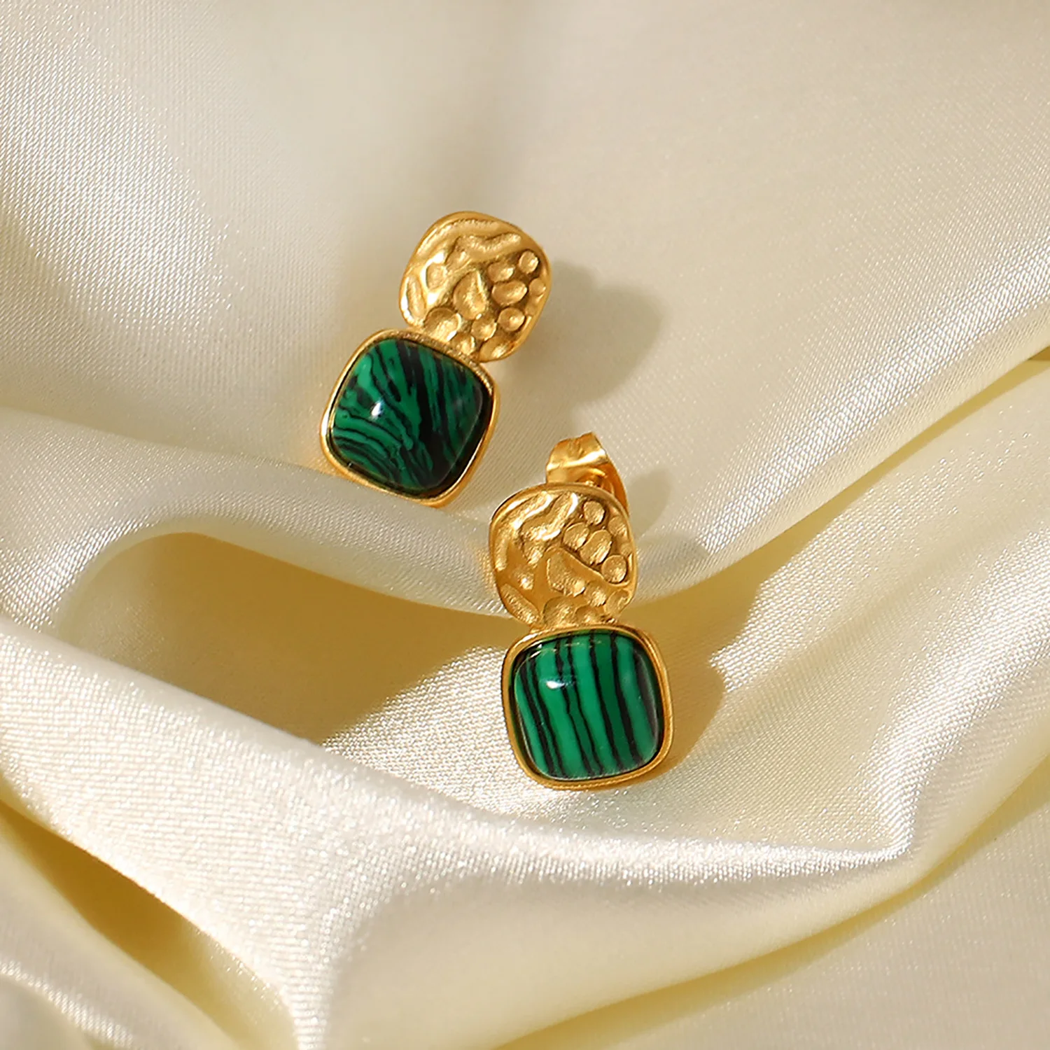New 18K gold stainless steel turquoise hammer fine diamond earrings 
New 18K gold stainless steel turquoise hammer fine diamond earrings