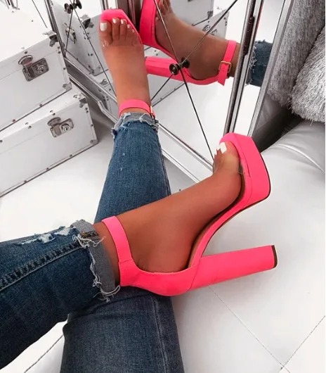 Women Transparent Square Thick sexy roman style Solid color sandals buckle PVC plus size high heeled women's sandals Slippers
Women Transparent Square Thick sexy roman style Solid color sandals buckle PVC plus size high heeled women's sandals Slippers