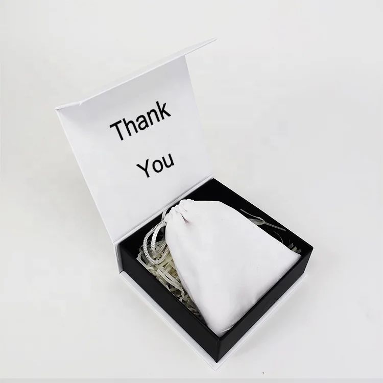 White wholesale medium magnet closure paper jewelry packaging box with logo, White and black
White wholesale medium magnet closure paper jewelry packaging box with logo, White and black