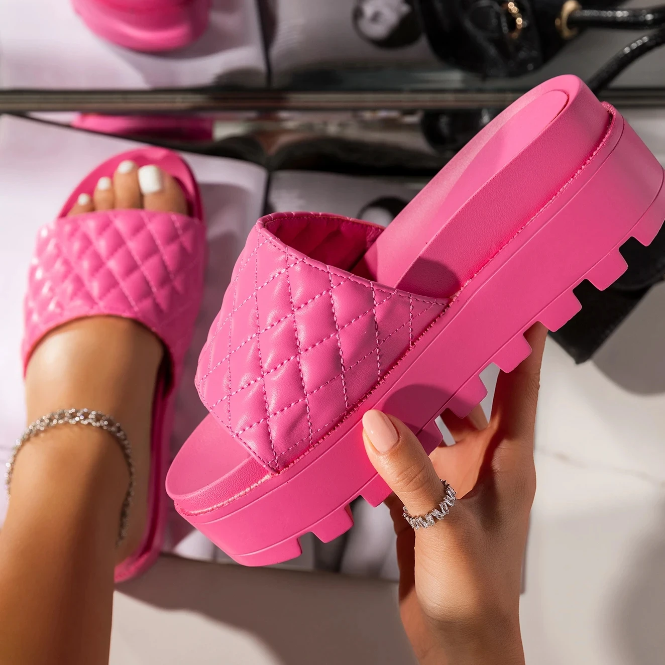 2021 New Arrival Platform Ladies Summer Solid color Slippers for Women Outdoor Slides Sandals
2021 New Arrival Platform Ladies Summer Solid color Slippers for Women Outdoor Slides Sandals