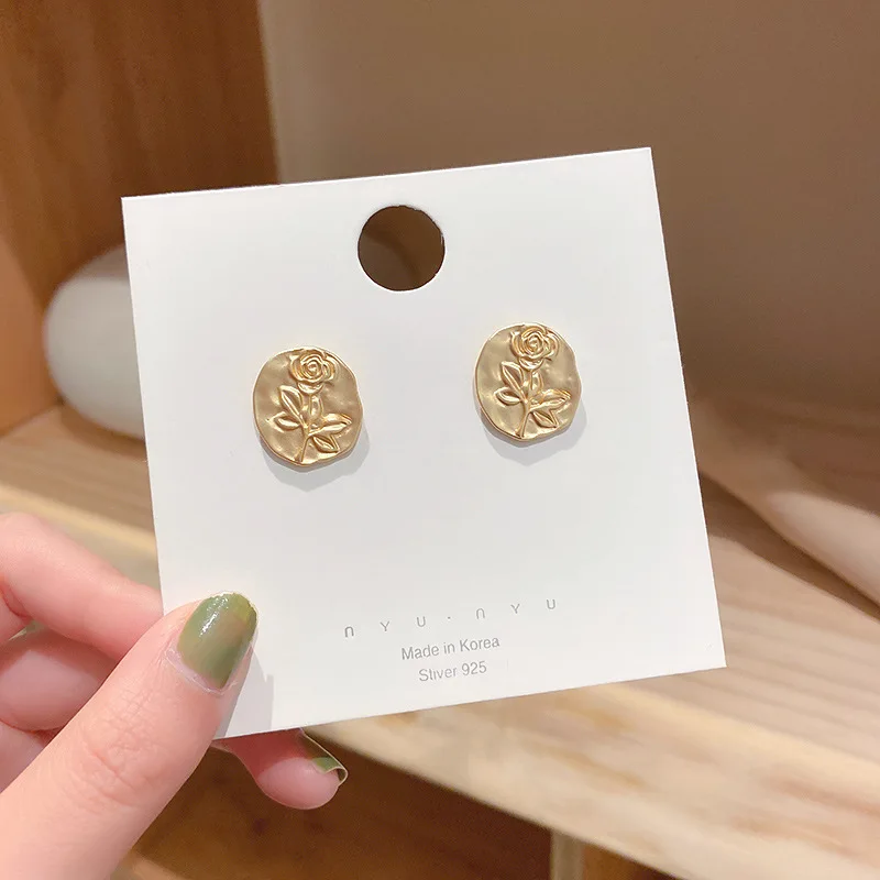 JUHU New personality fashion trend rose flower earrings metal alloy round earrings S925 silver needle wholesale jewelry, Gold
JUHU New personality fashion trend rose flower earrings metal alloy round earrings S925 silver needle wholesale jewelry, Gold